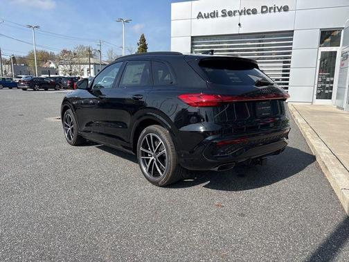 Mythos Black Metallic 2026 Audi Q5 2.0T Technik