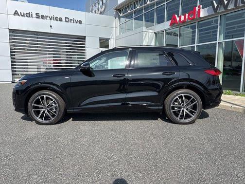 Mythos Black Metallic 2026 Audi Q5 2.0T Technik