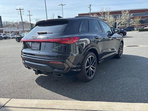 Mythos Black Metallic 2026 Audi Q5 2.0T Technik