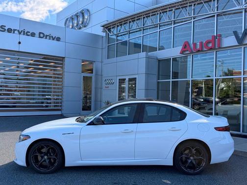 Alfa White 2023 Alfa Romeo Giulia Estrema AWD
