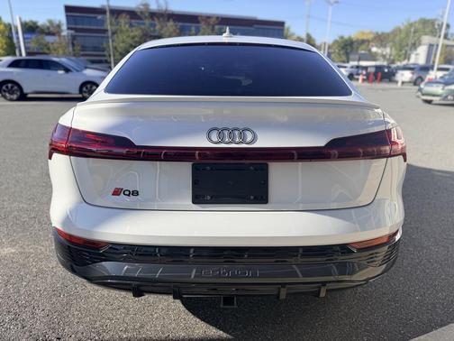 2024 Audi Q8 e-tron Premium Plus