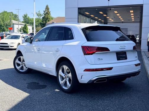 Ibis White 2023 Audi Q5 45 S line Premium Plus