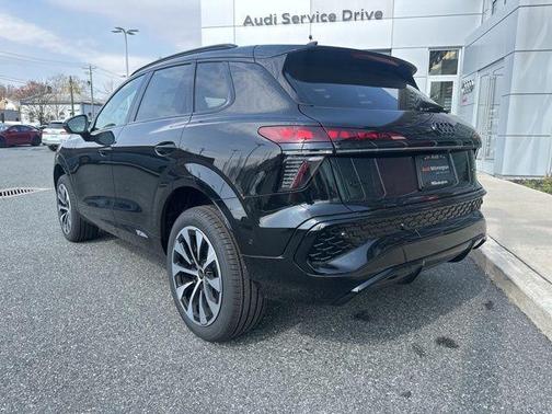 Mythos Black Metallic 2026 Audi Q3 TFSI quattro S tronic