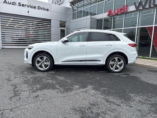 Glacier White Metallic 2026 Audi Q5 Premium Plus TFSI quattro S tronic
