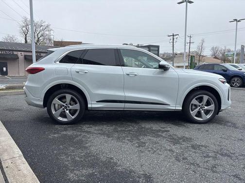 Glacier White Metallic 2026 Audi Q5 Premium Plus TFSI quattro S tronic