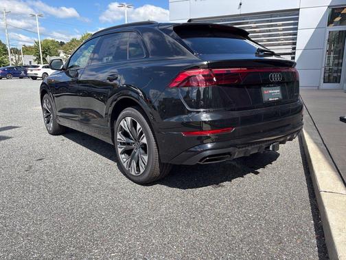 Mythos Black Metallic 2027 Audi Q8 55 Premium Plus