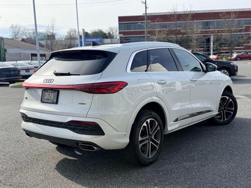 Glacier White Metallic 2025 Audi Q5 Premium TFSI quattro S tronic