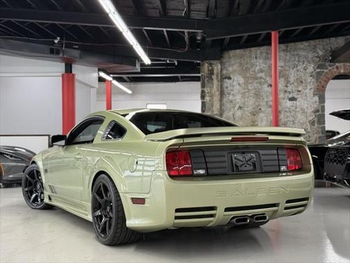 2005 Ford Mustang GT Premium
