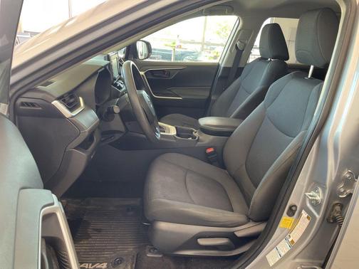 Silver Sky Metallic 2019 Toyota RAV4 LE