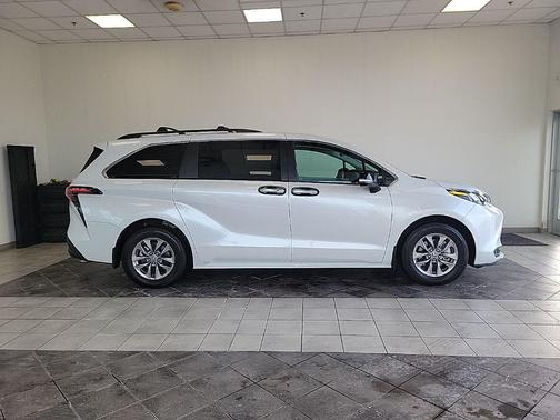 2025 Toyota Sienna XLE