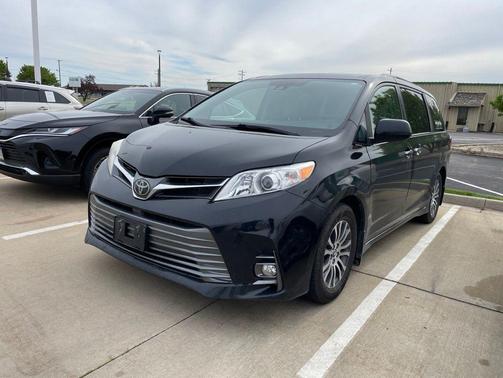 Midnight Black Metallic 2019 Toyota Sienna XLE