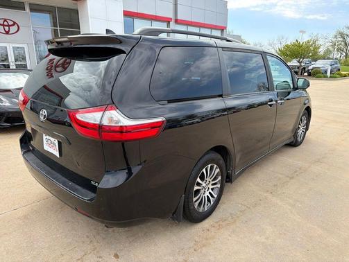 Midnight Black Metallic 2019 Toyota Sienna XLE