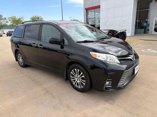 Midnight Black Metallic 2019 Toyota Sienna XLE