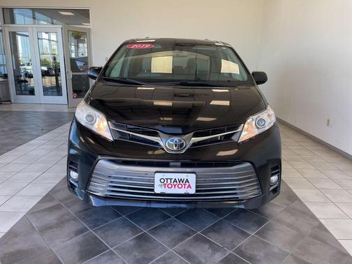 Midnight Black Metallic 2019 Toyota Sienna XLE
