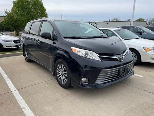 Midnight Black Metallic 2019 Toyota Sienna XLE