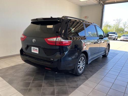 Midnight Black Metallic 2019 Toyota Sienna XLE