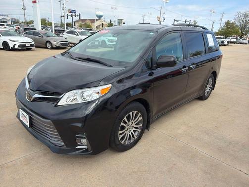Midnight Black Metallic 2019 Toyota Sienna XLE