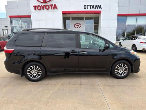 Midnight Black Metallic 2019 Toyota Sienna XLE