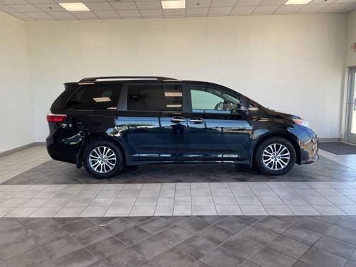 Midnight Black Metallic 2019 Toyota Sienna XLE