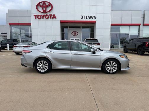 Celestial Silver Metallic 2019 Toyota Camry LE