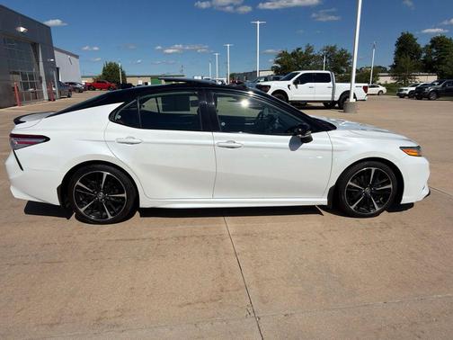 Wind Chill Pearl/Midnight Black Metallic 2020 Toyota Camry XSE