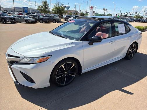 Wind Chill Pearl/Midnight Black Metallic 2020 Toyota Camry XSE