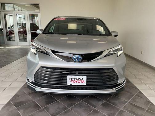 Celestial Silver Metallic 2025 Toyota Sienna Platinum