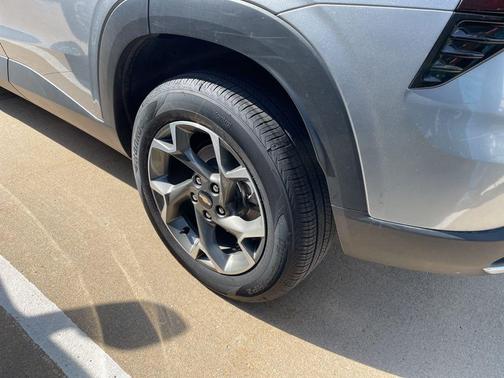 Sterling Gray Metallic 2025 Chevrolet Trax LT