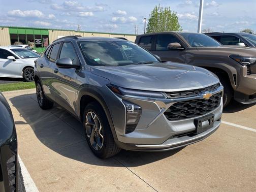 Sterling Gray Metallic 2025 Chevrolet Trax LT