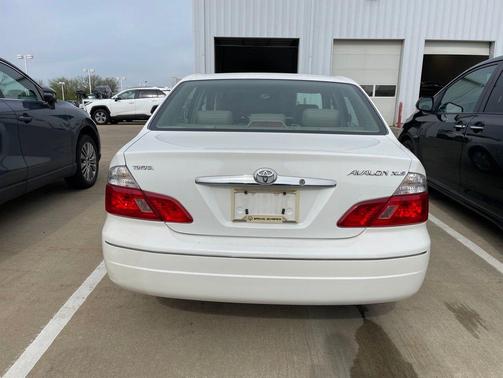 Diamond White 2003 Toyota Avalon XLS