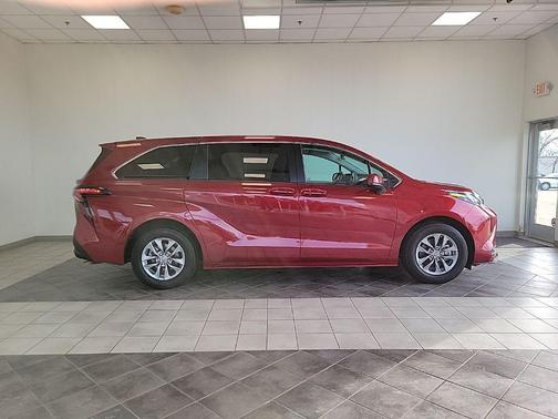 2024 Toyota Sienna LE