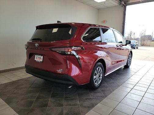 2024 Toyota Sienna LE