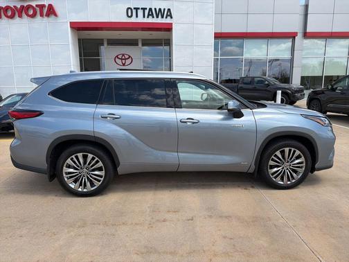 Moon Dust 2021 Toyota Highlander Hybrid Platinum