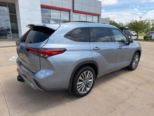 Moon Dust 2021 Toyota Highlander Hybrid Platinum