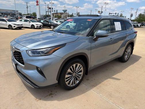 Moon Dust 2021 Toyota Highlander Hybrid Platinum