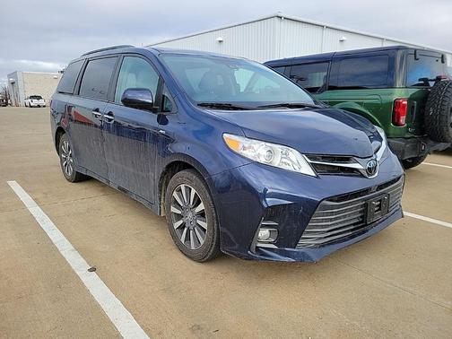 2020 Toyota Sienna XLE