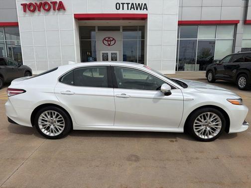 Wind Chill Pearl 2020 Toyota Camry Hybrid XLE