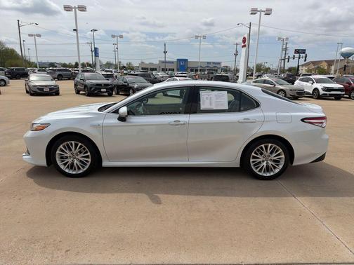 Wind Chill Pearl 2020 Toyota Camry Hybrid XLE