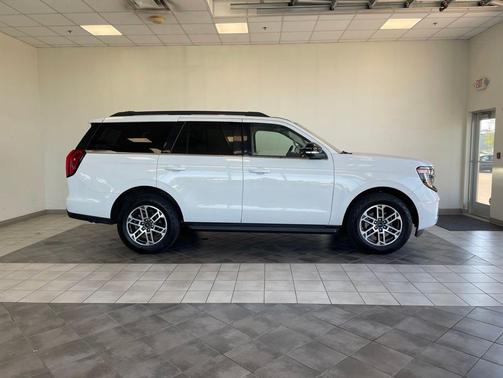 Oxford White 2025 Ford Expedition Active