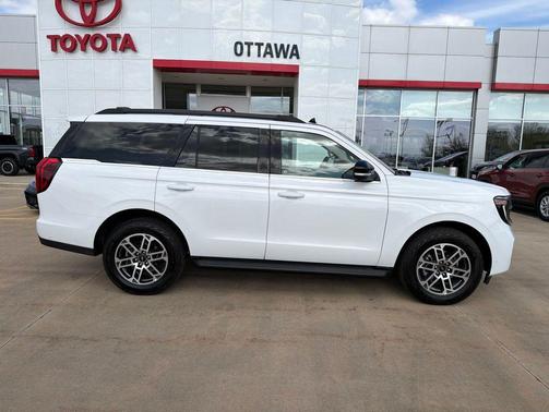 Oxford White 2025 Ford Expedition Active
