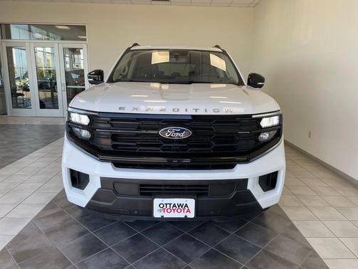 Oxford White 2025 Ford Expedition Active