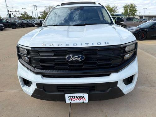 Oxford White 2025 Ford Expedition Active