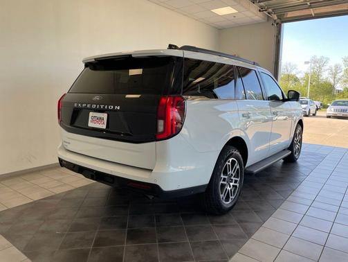 Oxford White 2025 Ford Expedition Active