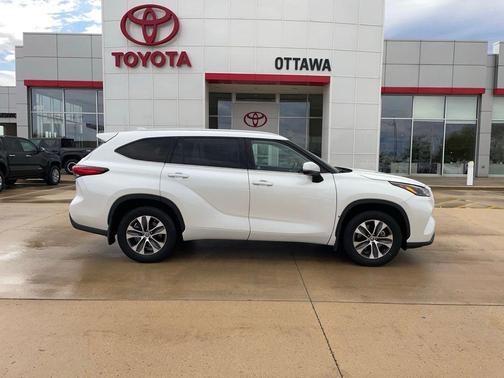 Wind Chill Pearl 2022 Toyota Highlander XLE