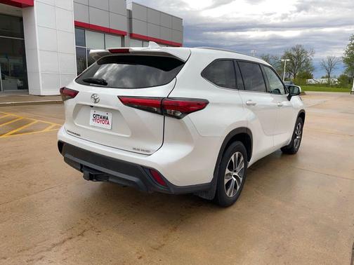 Wind Chill Pearl 2022 Toyota Highlander XLE