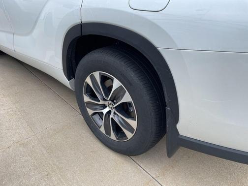 Wind Chill Pearl 2022 Toyota Highlander XLE