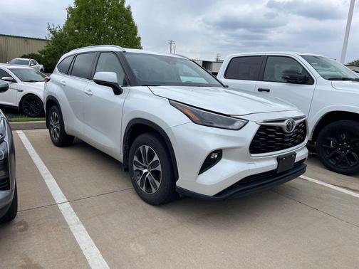 Wind Chill Pearl 2022 Toyota Highlander XLE