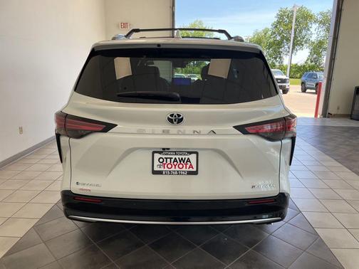 Pearl 2026 Toyota Sienna Platinum