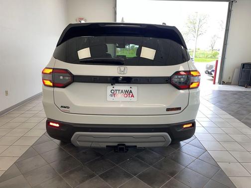 Platinum White Pearl 2023 Honda Pilot AWD TrailSport