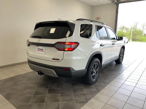 Platinum White Pearl 2023 Honda Pilot AWD TrailSport